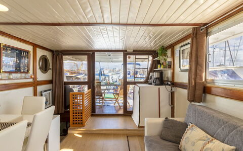 Alicudi: Cadre, Fenêtre, Bois, Canapé, Design Intérieur, Salon, Sol, Immobilier, Ombre, Sol