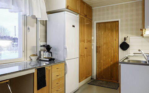 Saajola: Cuisine, Appareil De Cuisine, Principaux Appliance, Comptoir, Bois, Evier, Design Intérieur, Sol, Cabinetry, Cuisinière