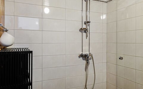 Saajola: Salle De Bains, Mur, Luminaire Plomberie, Sol, Tete De Douche, Sol, Design Intérieur, Plomberie, Douche, Tuile