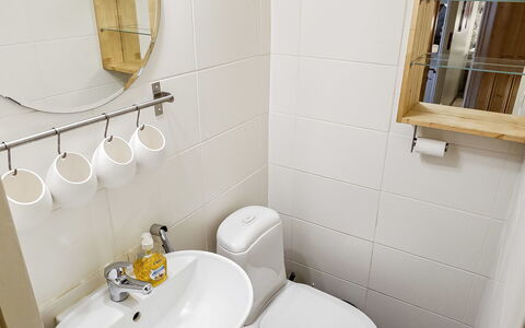 Saajola: Salle De Bains, Luminaire Plomberie, Siège De Toilette, Toilette, Évier, Design Intérieur, Sol, Robinet, Lavabo, Plomberie