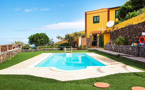 La Orotava 150: Ciel, Plante, Propriété, Nuage, Arbre, Rectangle, Herbe, Design Urbain, Piscine, Ombre