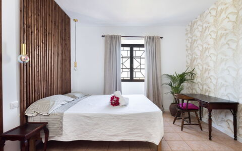 Barreto: Propriété, Meubles, Confort, Plante, Bois, Fenêtre, Design Intérieur, Sol, Sol
