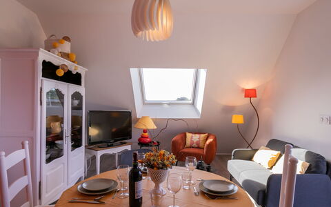 Les Oyats: Table, Meubles, Vaisselle, Cadre, Chaise, Confort, Orange, Bâtiment, Éclairage, Design Intérieur