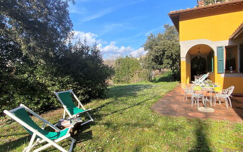 Il Frutteto: Meubles, Propriété, Ciel, Plante, Nuage, Chaise, Table, Bleu Azur, Mobilier De Jardin, Arbre