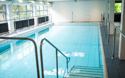 Winterberg 110: L'Eau, Piscine, Bleu Azur, Architecture, Loisir, Aqua, Sol, Des Loisirs, Complexe Sportif