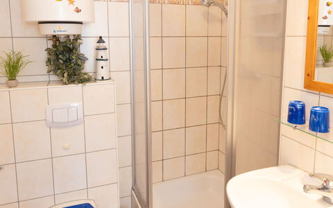 Henneberg: Lavabo, Design Intérieur, Luminaire Plomberie, Salle De Bains, Sol, Évier, Sol, Plomberie, Pièce, Robinet