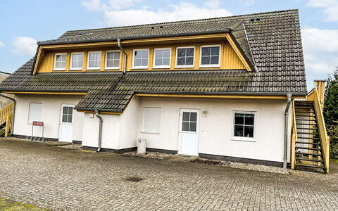Henneberg: Nuage, Ciel, Bâtiment, Fenêtre, Maison, Bois, Zone Résidentielle, Chalet, Façade