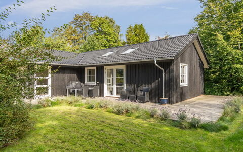 Loviisa - 850M from the Sea: Meubles, Design Intérieur, Sol, Sol, Plafond, Pièce, Chaise, Table, Appartement, Table Cuisine Et Salle A Manger