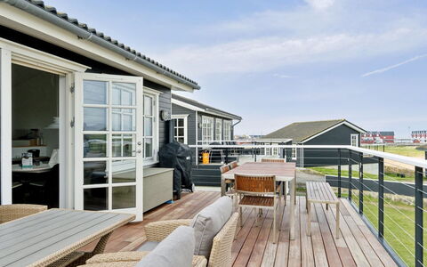 Ewelina - 150M from the Sea: Toit, Maison, Domicile, Chalet, Siding, Biens, Allée, Batiments Jardin, Cour, Cabanon