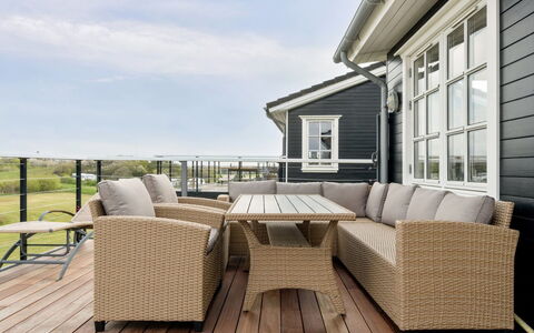 Ewelina - 150M from the Sea: Toit, Maison, Domicile, Chalet, Siding, Biens, Allée, Batiments Jardin, Cour, Cabanon