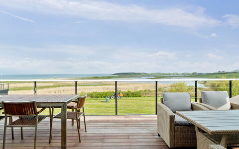 Ewelina - 150M from the Sea: Toit, Maison, Domicile, Chalet, Siding, Biens, Allée, Batiments Jardin, Cour, Cabanon