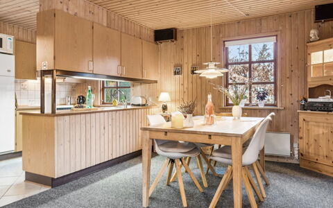 Niyazi - 770M from the Sea: Bois, Design Intérieur, Cuisine, Plafond, Meubles, Domicile, Luminaire, Pièce, Table Cuisine Et Salle A Manger, Dur