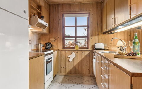 Niyazi - 770M from the Sea: Cuisine, Bois, Cabinetry, Sol, Comptoir, Appareil De Cuisine, Design Intérieur, Sol, Domicile, Plafond