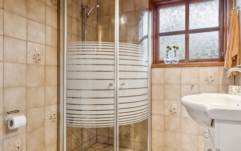 Niyazi - 770M from the Sea: Sol, Design Intérieur, Luminaire Plomberie, Sol, Salle De Bains, Plomberie, Pièce, Plafond, Tuile, Douche