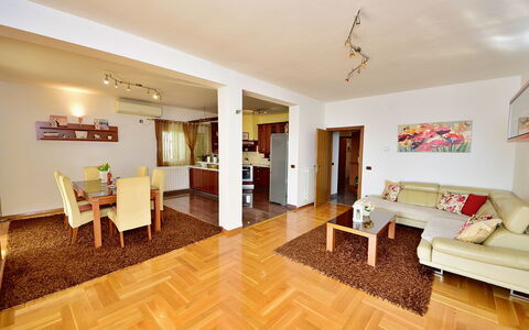 Meri: Table, Propriété, Meubles, Vaisselle, Chaise, Design Intérieur, Éclairage, Ombre, Arbre, Immobilier
