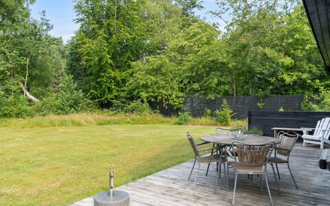 Josef - 1.4Km from the Sea: Herbe, Prairie, Paysage, Écorégion, Plaine, Communauté Des Plantes, Lot Terre, Mobilier De Jardin, Prairie, Formations Arbustives