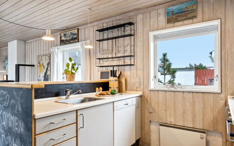 Eljene - 700M from the Sea: Bois, Cuisine, Design Intérieur, Comptoir, Meubles, Appareil De Cuisine, Cabinetry, Principaux Appliance, Tache De Bois, Plafond