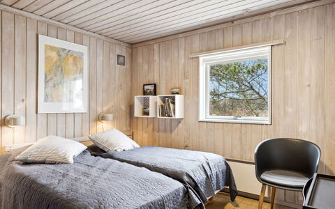 Eljene - 700M from the Sea: Lit, Chambre, Design Intérieur, Bois, Drap De Lit, Sol, Meubles, Plafond, Sol, Literie