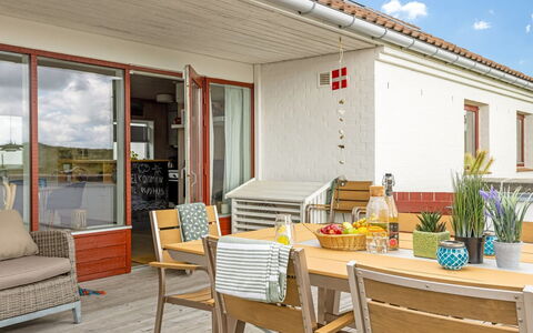 Eljene - 700M from the Sea: Meubles, Bois, Table, Chaise, Design Intérieur, Sol, Sol, Table Cuisine Et Salle A Manger, Tache De Bois, Dur