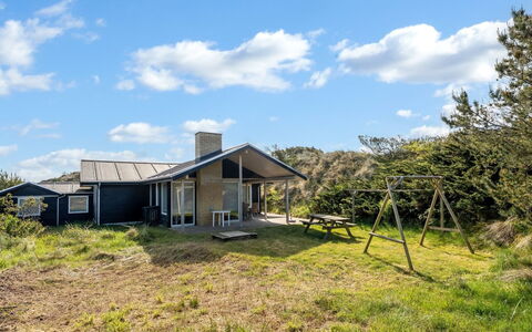 Selenia - 1Km from the Sea: Maison, Domicile, Porte, Toit, Chalet, Biens, Jardin, Ombre, Siding, Cour