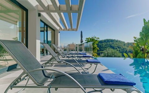 Villa Juno: Bâtiment, Nuage, Meubles, Fenêtre, Ciel, Bleu Azur, Bois, Design Intérieur, Ombre