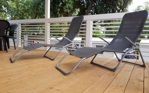 Banko Camping: Bâtiment, Nuage, Meubles, Fenêtre, Ciel, Bleu Azur, Bois, Design Intérieur, Ombre