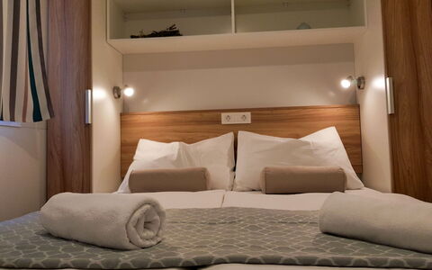 Banko Camping: Bâtiment, Nuage, Meubles, Fenêtre, Ciel, Bleu Azur, Bois, Design Intérieur, Ombre