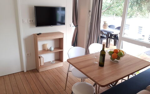 Banko Camping: Bâtiment, Nuage, Meubles, Fenêtre, Ciel, Bleu Azur, Bois, Design Intérieur, Ombre