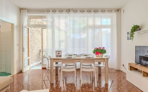 Dani: Meubles, Propriété, Table, Bois, Décoration, Design Intérieur, Fleur, Fenêtre, Chaise, Sol