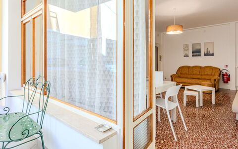 Dani: Propriété, Meubles, Bois, Bâtiment, Design Intérieur, Orange, Sol, Sol, Confort, Salon