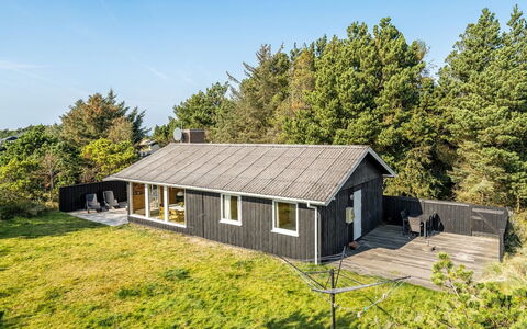 Swenki - 700M from the Sea: Toit, Maison, Domicile, Chalet, Porte, Siding, Plate-Forme, Porche, Planche, Dur
