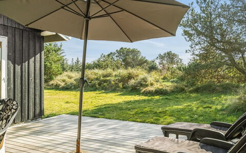 Swenki - 700M from the Sea: Toit, Maison, Domicile, Chalet, Porte, Siding, Plate-Forme, Porche, Planche, Dur