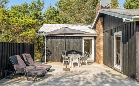 Swenki - 700M from the Sea: Toit, Maison, Domicile, Chalet, Porte, Siding, Plate-Forme, Porche, Planche, Dur