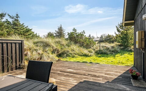 Swenki - 700M from the Sea: Toit, Maison, Domicile, Chalet, Porte, Siding, Plate-Forme, Porche, Planche, Dur