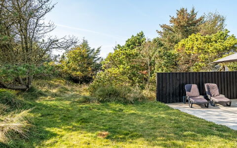 Swenki - 700M from the Sea: Toit, Maison, Domicile, Chalet, Porte, Siding, Plate-Forme, Porche, Planche, Dur