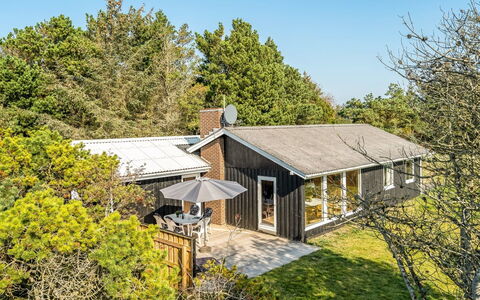 Swenki - 700M from the Sea: Toit, Maison, Domicile, Chalet, Porte, Siding, Plate-Forme, Porche, Planche, Dur