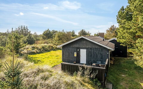 Swenki - 700M from the Sea: Toit, Maison, Domicile, Chalet, Porte, Siding, Plate-Forme, Porche, Planche, Dur