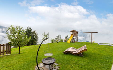Hocheben: Nuage, Ciel, Plante, Propriété, Paysage Naturel, Arbre, Lot Terre, Mobilier De Jardin, Ombre, Herbe