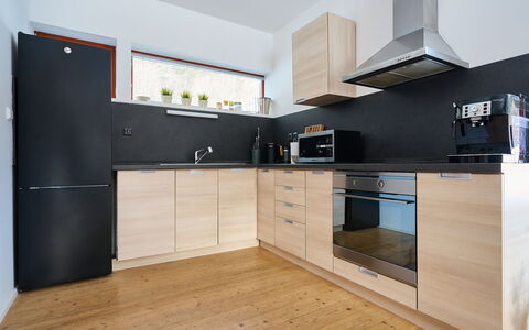 Sunny Mountain Escape & Pets: Cuisine, Appareil De Cuisine, Comptoir, Cabinetry, Sol, Design Intérieur, Meubles, Principaux Appliance, Bois, Sol
