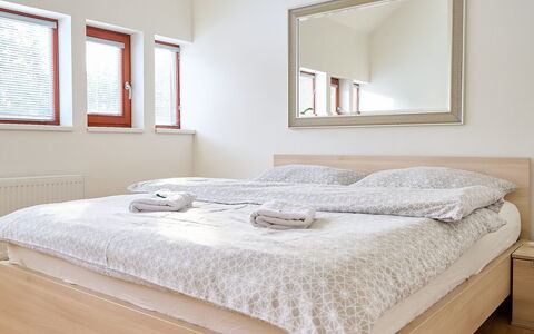 Sunny Mountain Escape & Pets: Lit, Meubles, Design Intérieur, Chambre, Sol, Mur, Sol, Literie, Bois, Drap De Lit