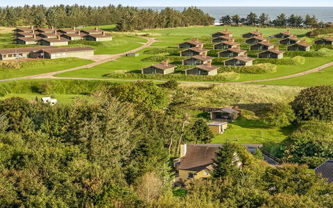 Birtir - 750M from the Sea: Domicile, Toit, Maison, Chalet, Biens, Porte, Porche, Siding, Ferme, Ombre
