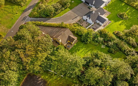Birtir - 750M from the Sea: Domicile, Toit, Maison, Chalet, Biens, Porte, Porche, Siding, Ferme, Ombre