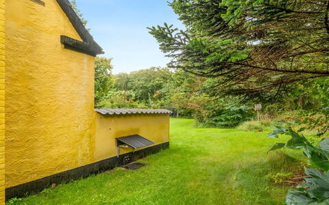 Birtir - 750M from the Sea: Bleu, Arbuste, Chalet, Couverture De Sol, Jardin, Biens, Ombre, Aménagement Paysager, Ferme, Eco Hôtel