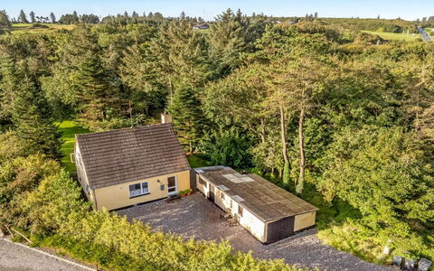 Birtir - 750M from the Sea: Bleu, Arbuste, Chalet, Couverture De Sol, Jardin, Biens, Ombre, Aménagement Paysager, Ferme, Eco Hôtel