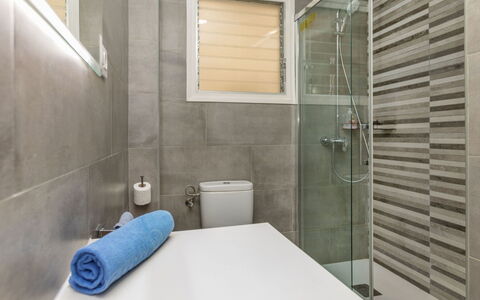 Luxus: Sol, Luminaire Plomberie, Sol, Salle De Bains, Design Intérieur, Toilette, Siège De Toilette, Évier, Plomberie, Robinet