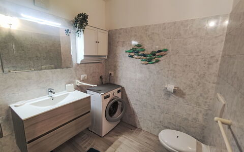 Welcome 2 Riva: Luminaire Plomberie, Robinet, Propriété, Miroir, Bâtiment, Baignoire, Évier, Lavabo, Salle De Bains, Design Intérieur