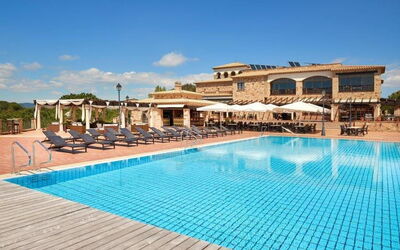 Playa de Aro 600: L'Eau, Ciel, Nuage, Bâtiment, Plante, Meubles, Piscine, Bleu Azur, Chaise, Mobilier De Jardin