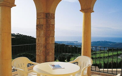 Hapimag 600.4: Table, Meubles, Ciel, Propriété, Aliments, Nuage, Vaisselle, Chaise, La Nature, Arbre