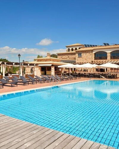 Playa de Aro 600: L'Eau, Ciel, Nuage, Bâtiment, Plante, Meubles, Piscine, Bleu Azur, Chaise, Mobilier De Jardin