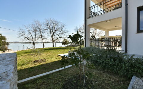 Sea Side: Table, Meubles, Ciel, Propriété, Aliments, Nuage, Vaisselle, Chaise, La Nature, Arbre